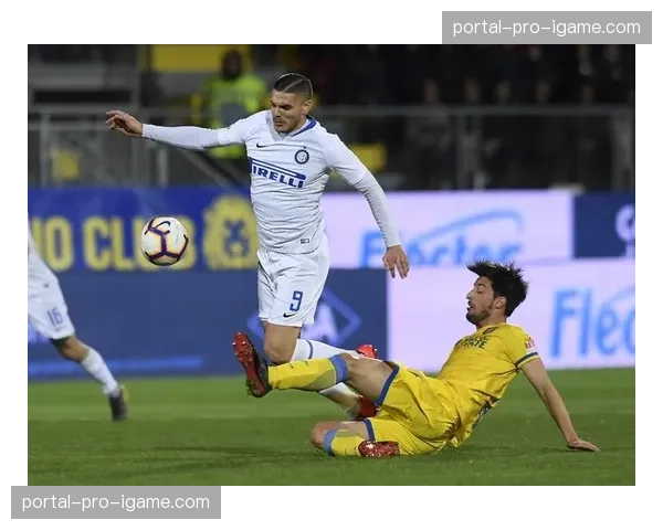 特写：在弗罗西诺内打入保级关键球后，主帅流下激动泪水