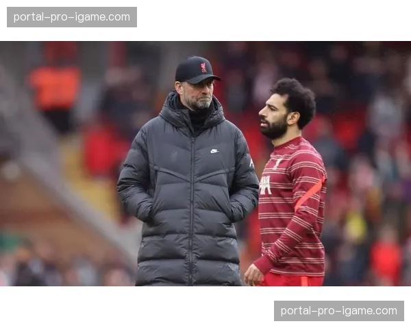 特写：萨拉赫罚失点球后，克洛普在场边的鼓励手势