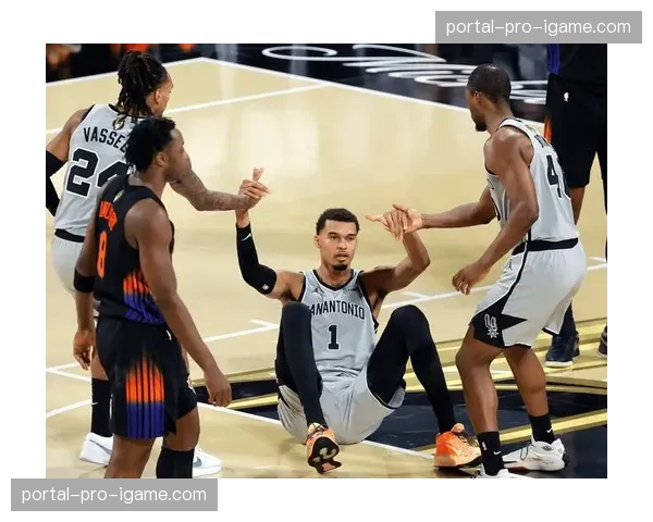 特写镜头:维克托·文班亚马赛前加练三分,连续命中25记 特写镜头:维克托·文班亚马赛前加练三分,连续命中25记