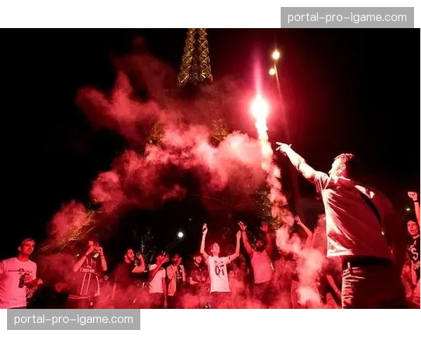 巴黎街头球迷狂欢引发骚乱，警方已逮捕15人。